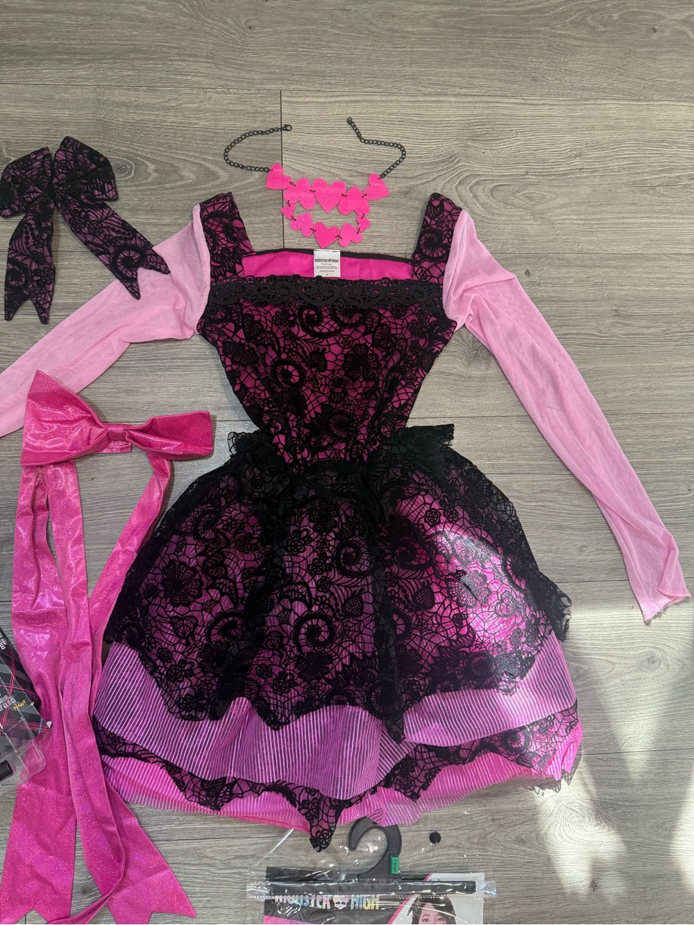 monster high Pink and Black Lace Dress Costume with Bows and Necklace Draculaura